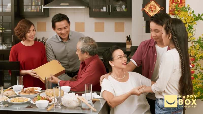 Chọn quà tết cho anh chị em thân thiết – trao niềm vui, gắn kết tình thân